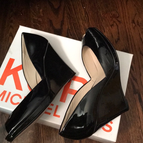 For sale! MK patent leather wedges! Barely worn! - Picture 4 of 6